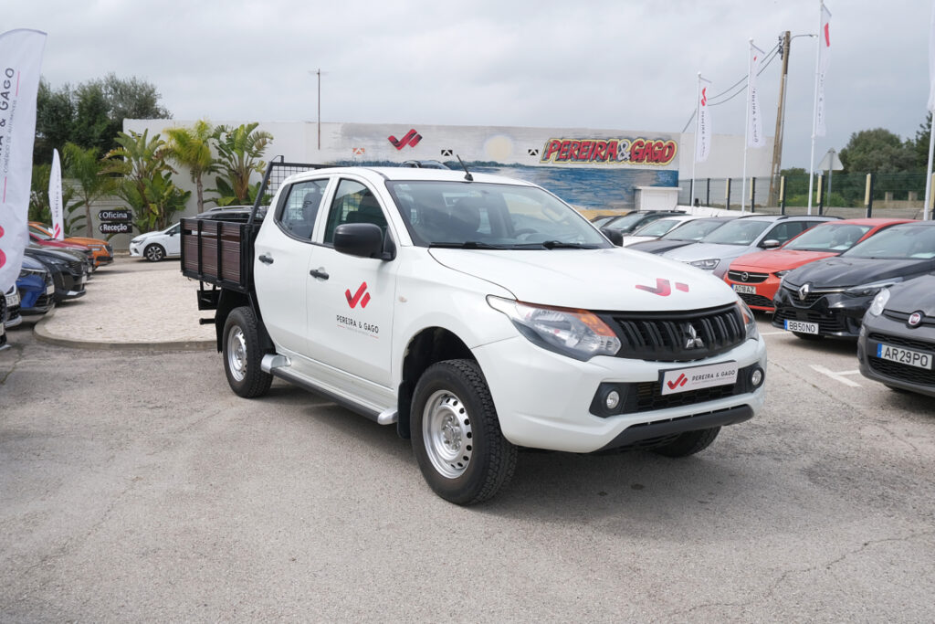 Mitsubishi L200 4WD 2.4 DI-D CD Invite 5 Lugares