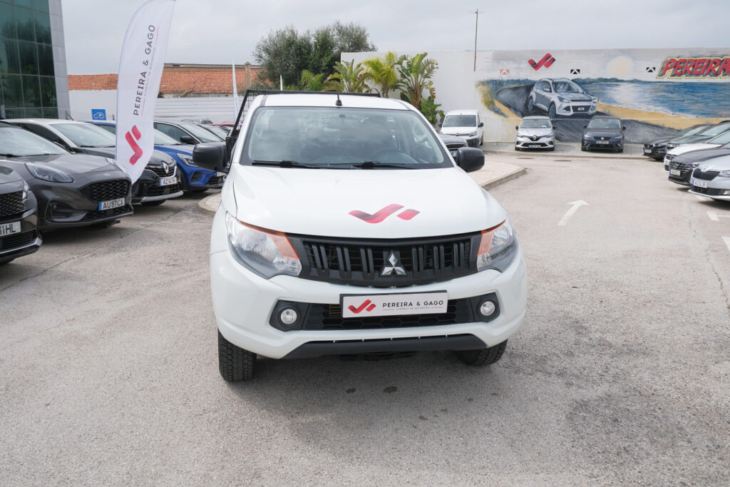 Mitsubishi L200 4WD 2.4 DI-D CD Invite 5 Lugares